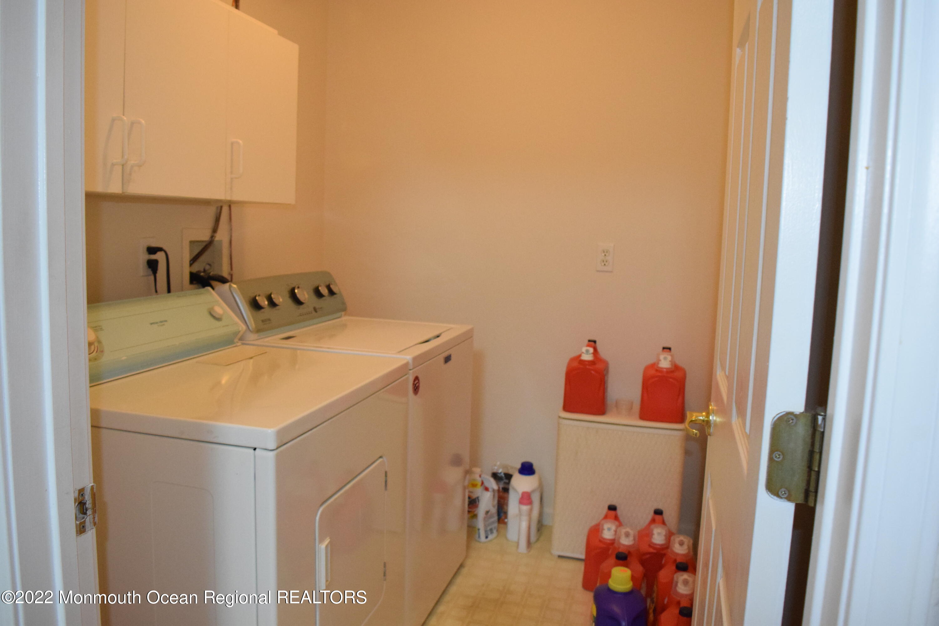23 Foxwood Road Lakewood, NJ 08701 - Photo 9 of 34 a utility room with dryer and washer