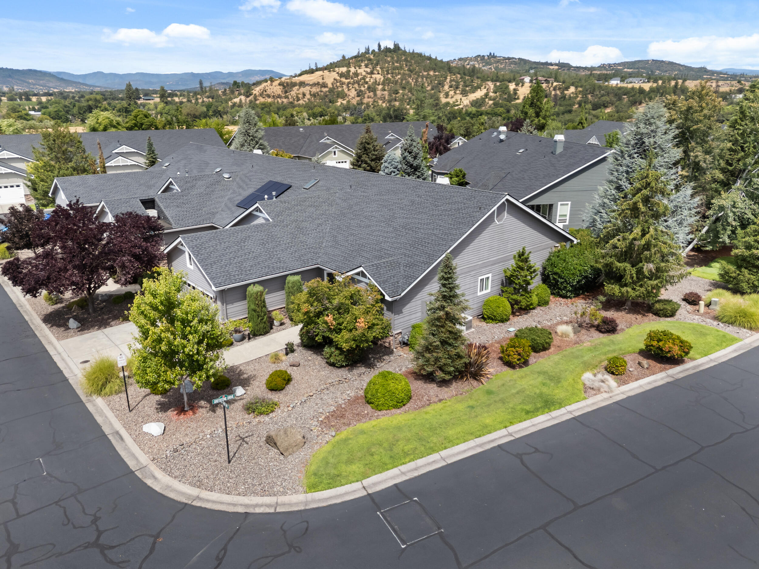 115 Sandridge Way Eagle Point, OR 97524 - Photo 6 of 36 _115 Sandridge Way_ Eagle Point-Dr-04