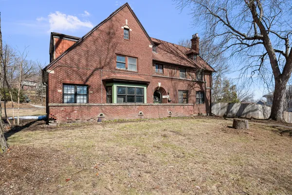 $250,000 | 1012 5th Avenue South, Clinton, IA 52732