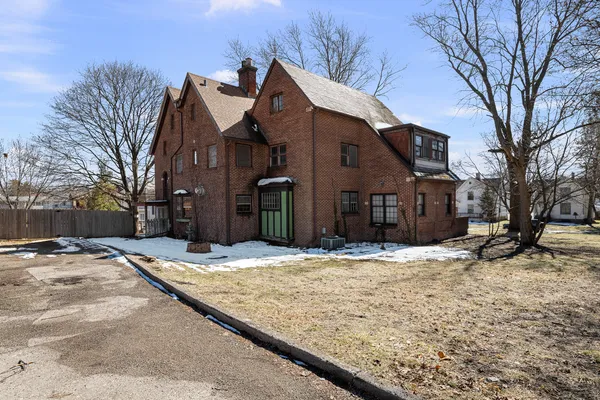 $250,000 | 1012 5th Avenue South, Clinton, IA 52732