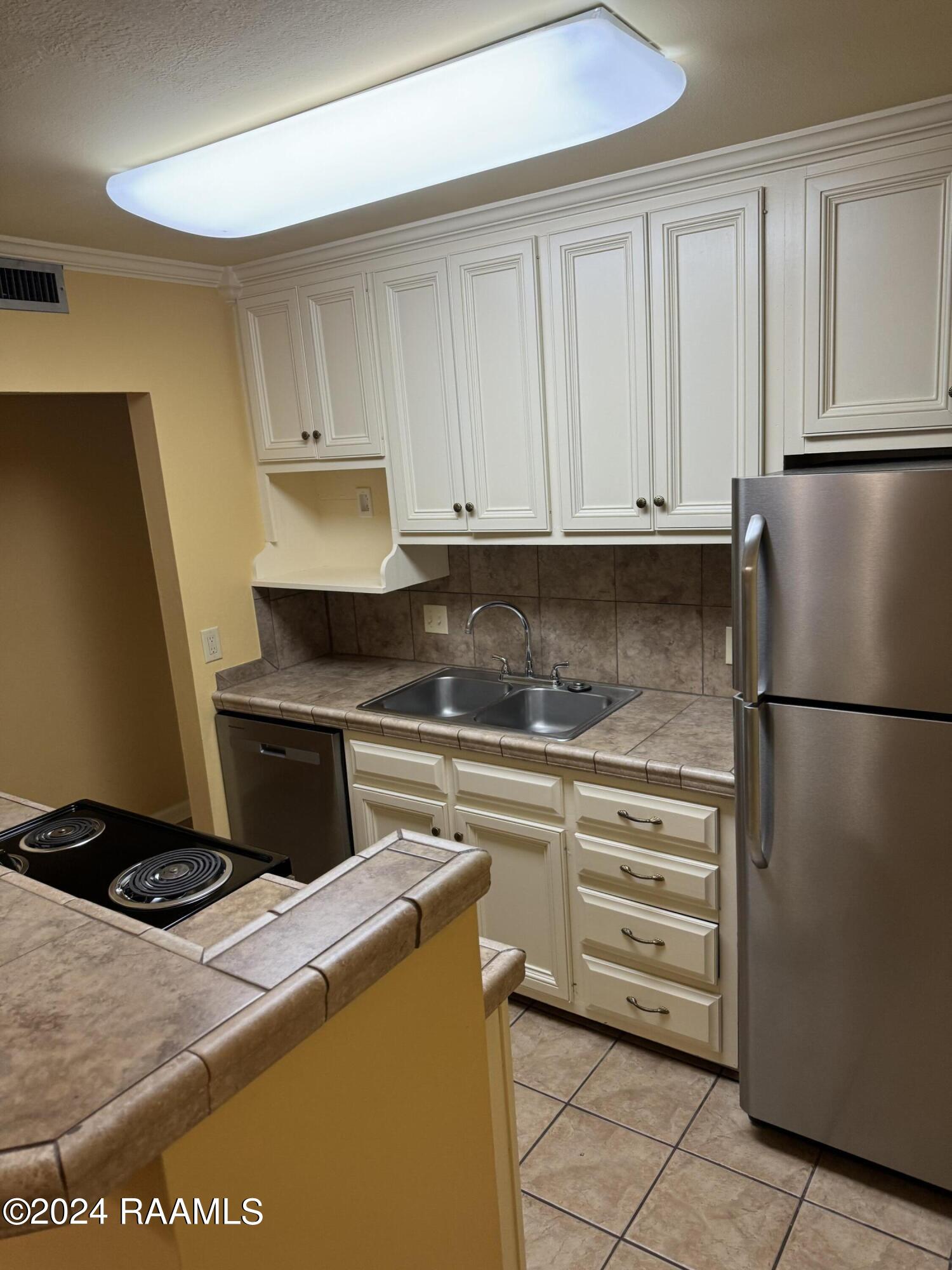 220 Doucet Road, Unit 112B Lafayette, LA 70503 - Photo 3 of 5 IMG_2664 (1)