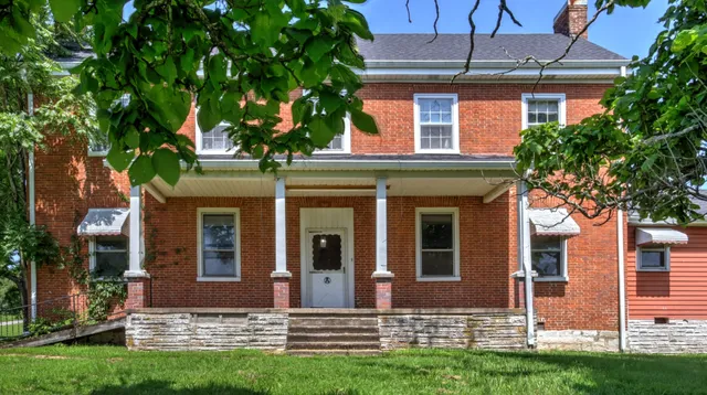 a view of a house with a yard