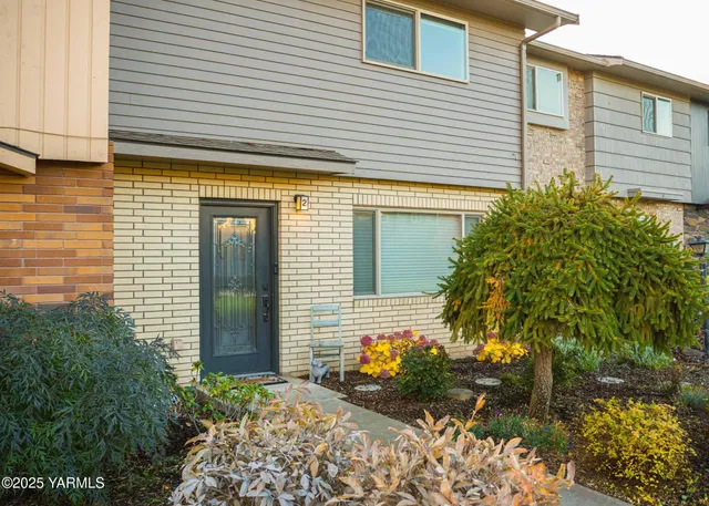 $299,900 | 100 North 56th Avenue, Unit 2, Yakima, WA 98908