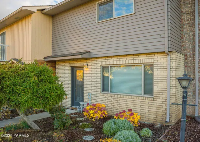 $299,900 | 100 North 56th Avenue, Unit 2, Yakima, WA 98908