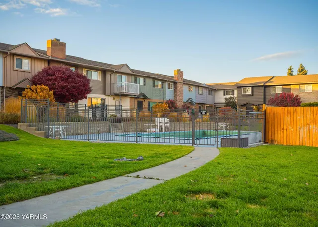 $299,900 | 100 North 56th Avenue, Unit 2, Yakima, WA 98908