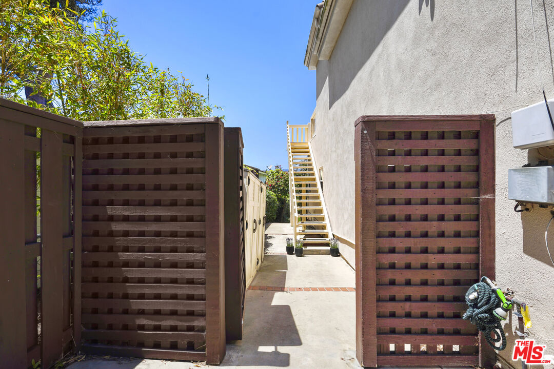 29355 Heathercliff Road, Unit GUESTHOUSE Malibu, CA 90265 - Photo 22 of 26 a view of tall buildings