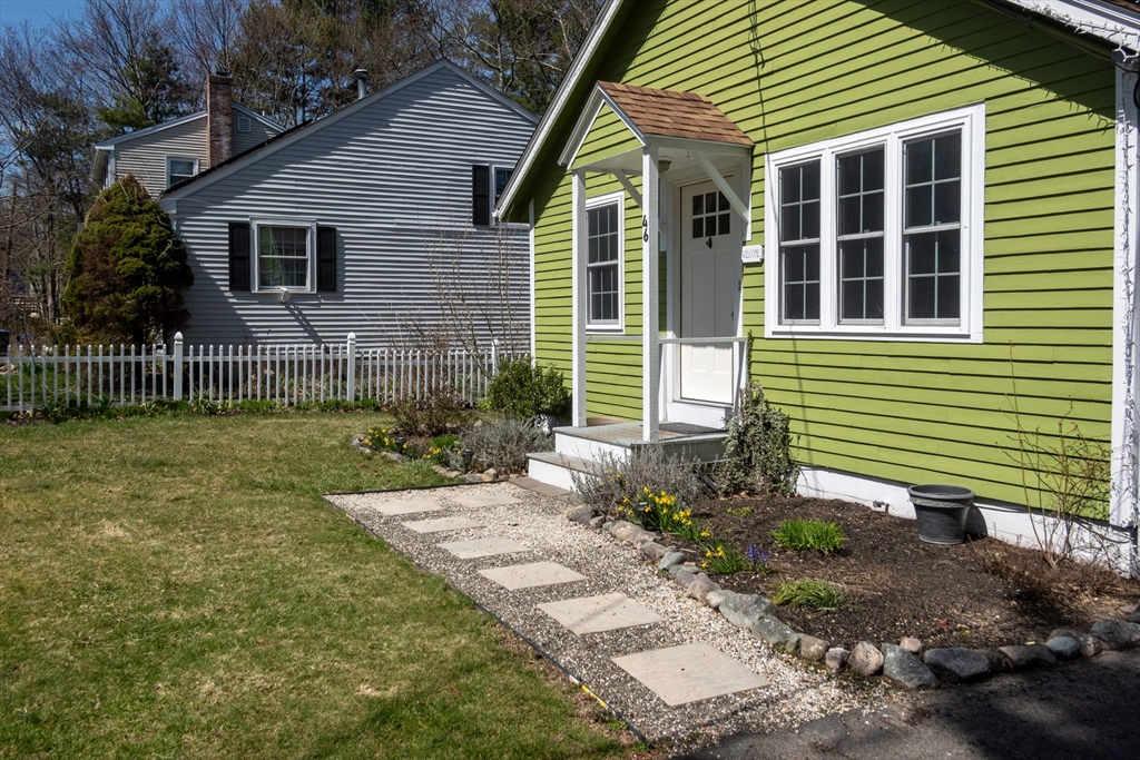 46 West Shore Road Holbrook, MA 02343 - Photo 7 of 33 a front view of a house with garden