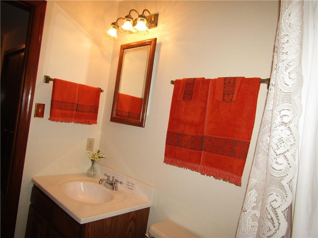 3116 Middletown Road Pittsburgh, PA 15204 - Photo 22 of 24 Bathroom