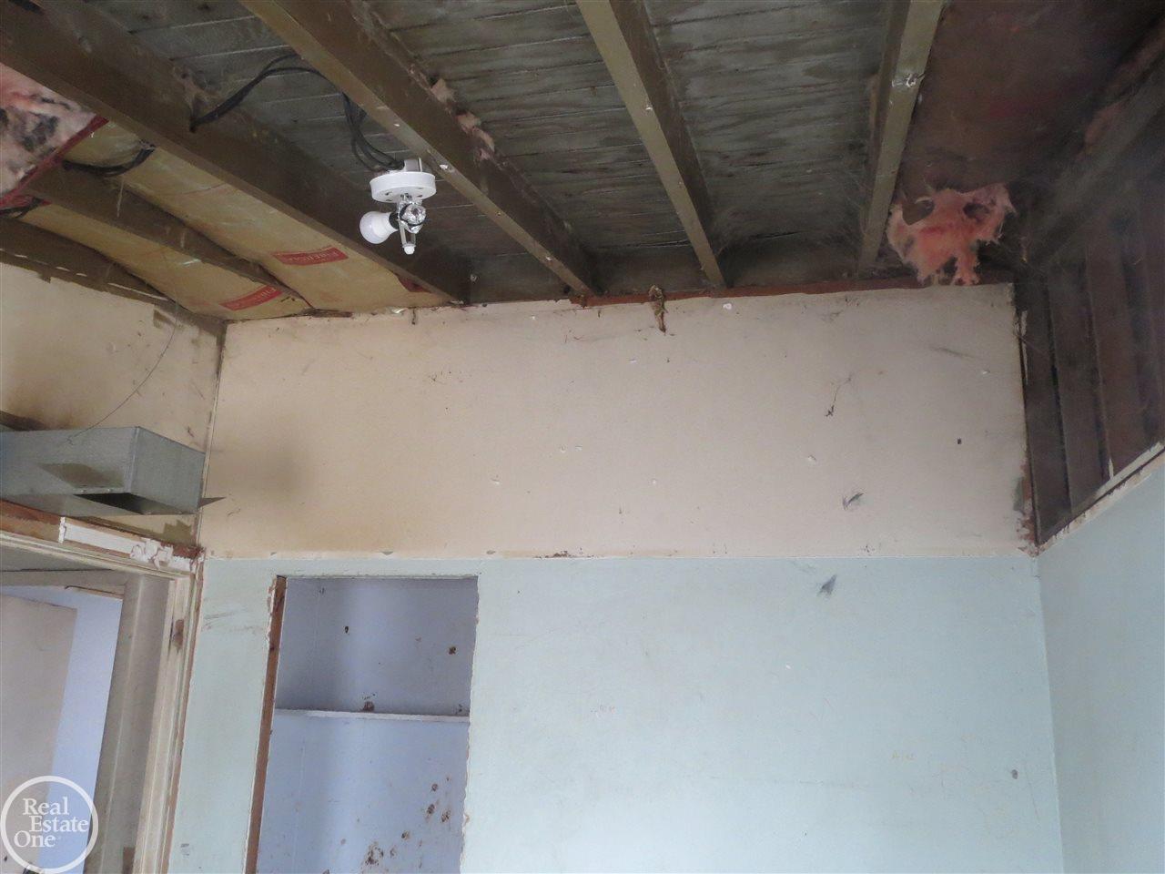 1878 Weir Road Walled Lake, MI 48390 - Photo 24 of 30 31373718-23.JPG