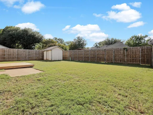 a view of a backyard