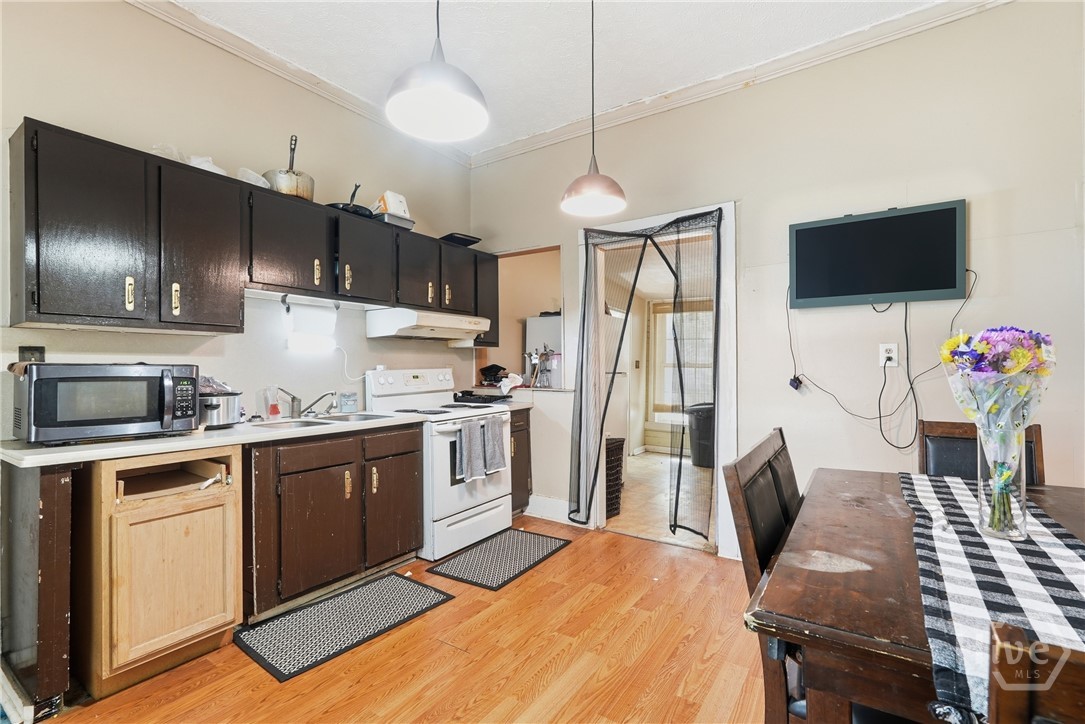 205 Bonnybridge Road Port Wentworth, GA 31407 - Photo 11 of 30 Kitchen and Eat-in Area