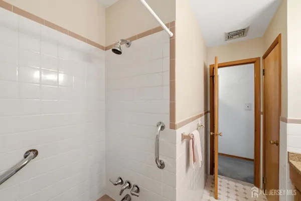 $529,999 | 246 East Henry Place, Iselin, NJ 08830