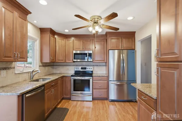 $529,999 | 246 East Henry Place, Iselin, NJ 08830