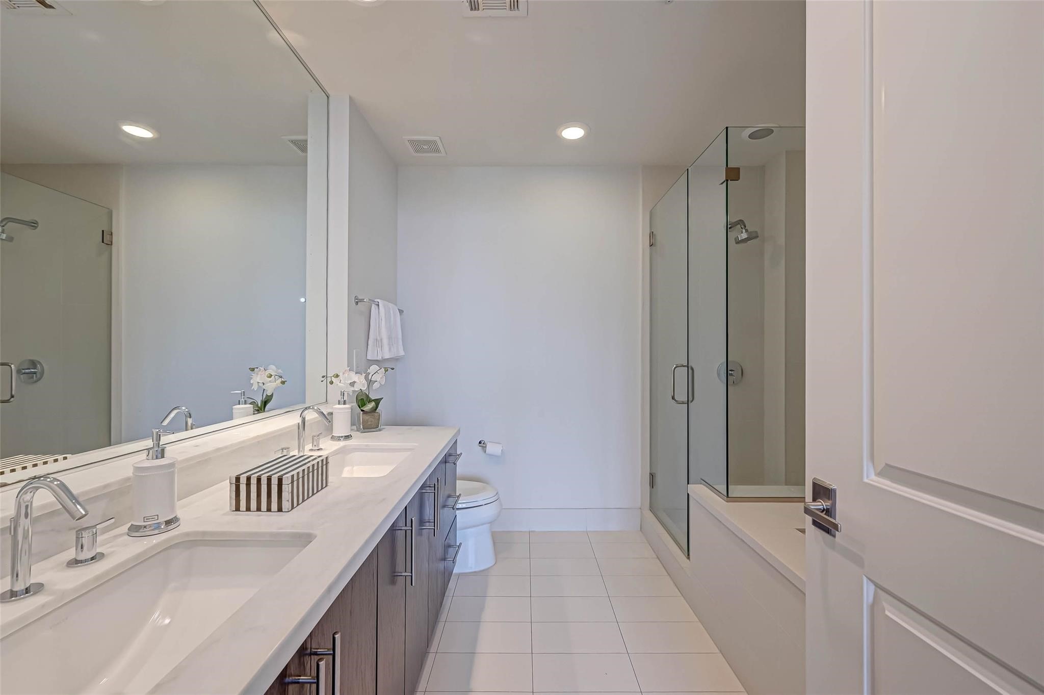 2207 Bancroft Lane, Unit 1202 Houston, TX 77027 - Photo 16 of 47 a bathroom with a tub a sink and mirror