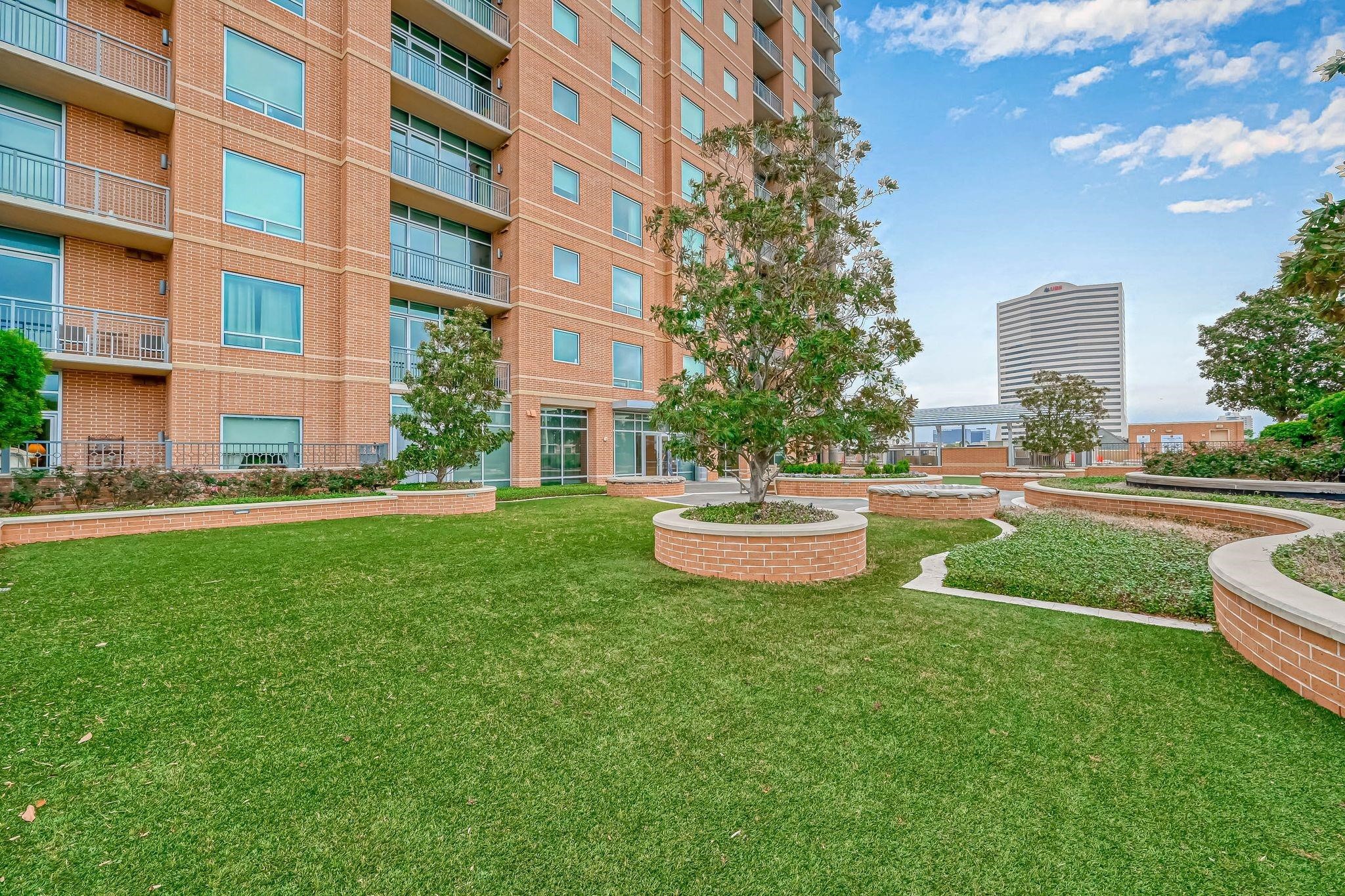 2207 Bancroft Lane, Unit 1202 Houston, TX 77027 - Photo 30 of 47 a view of a fountain in front of a building