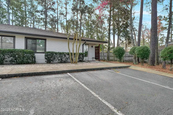 $2,000 | 1507 Military Cutoff Road, Unit 121, Wilmington, NC 28403