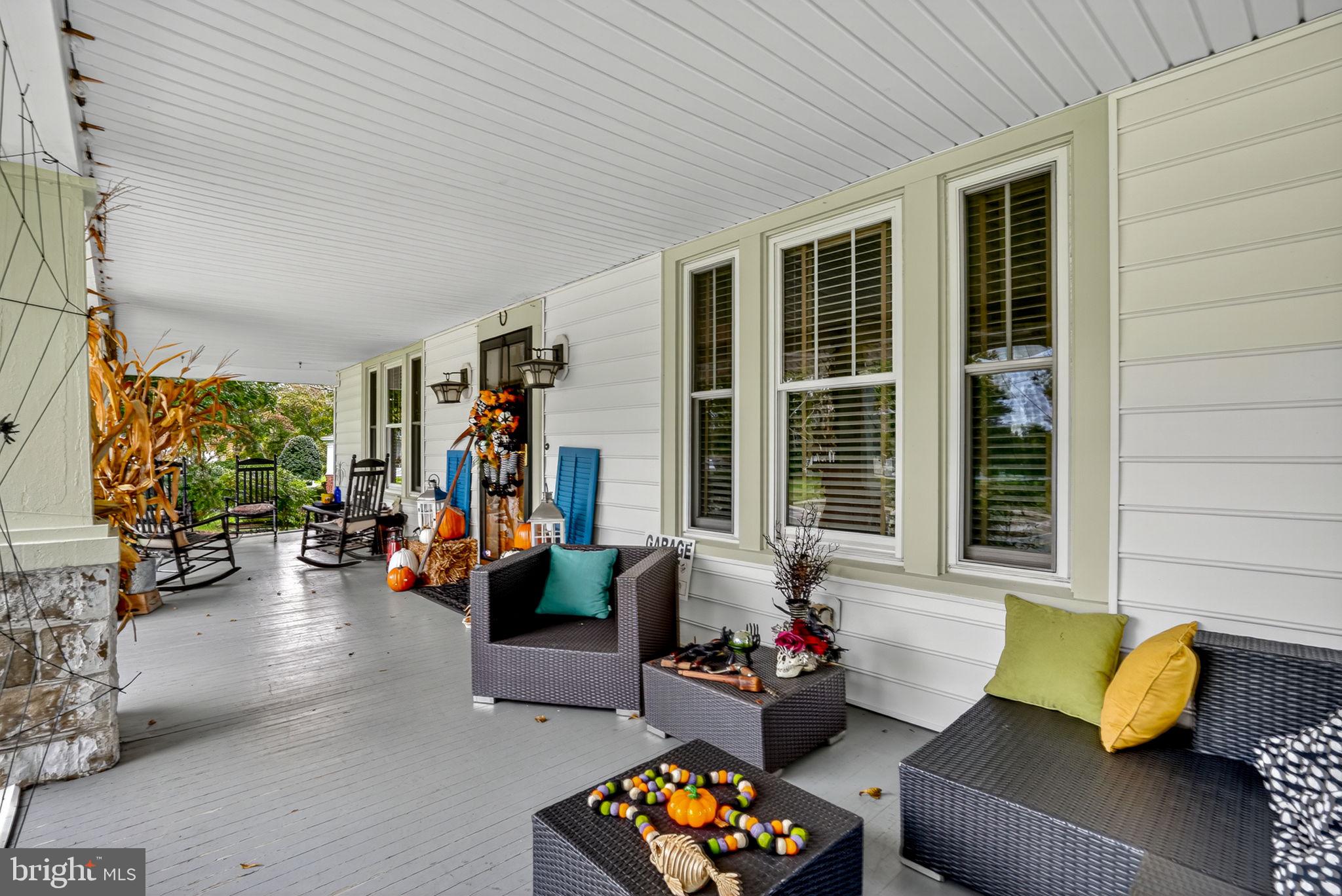 501 South Main Street Berlin, MD 21811 - Photo 6 of 75 a living room with furniture and a couch