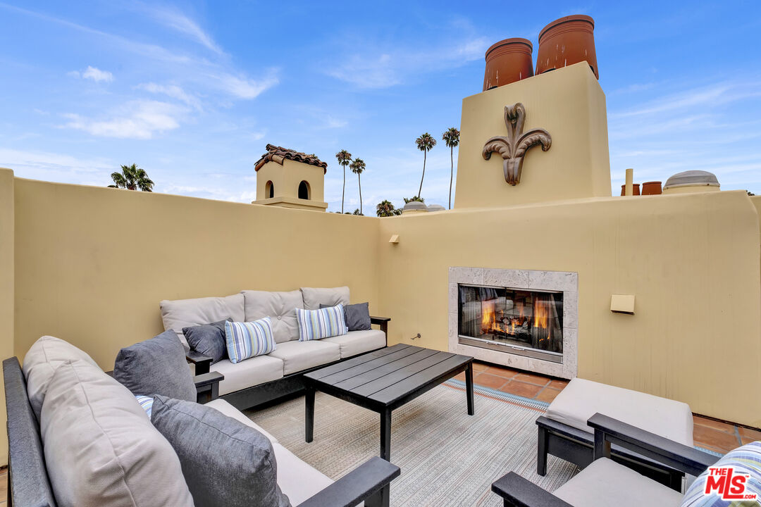 211 Bath Street Santa Barbara, CA 93101 - Photo 21 of 25 a living room with furniture