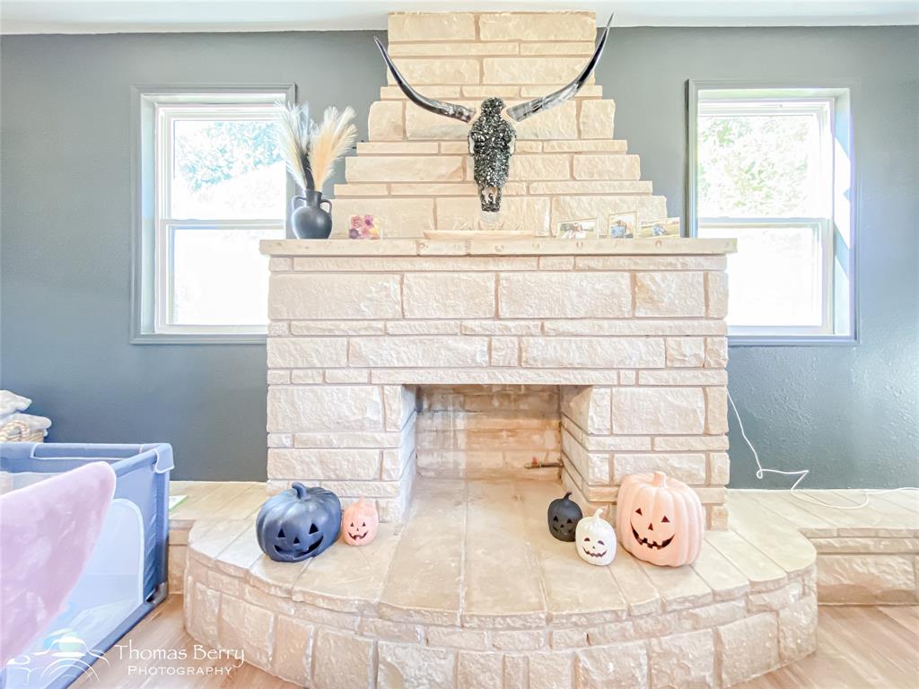 1502 Sunset Street Merkel, TX 79536 - Photo 17 of 35 a view of a workspace with a window