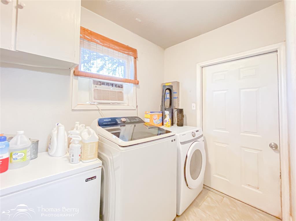 1502 Sunset Street Merkel, TX 79536 - Photo 28 of 35 a utility room with dryer and washer