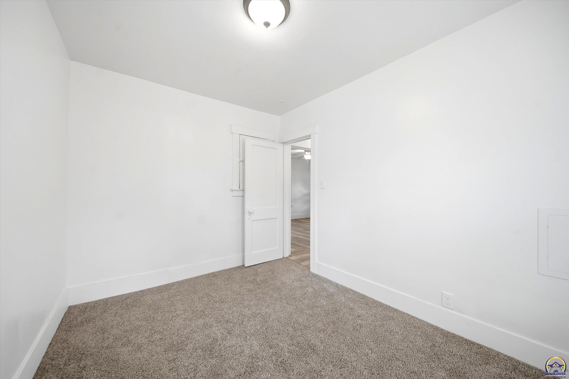 1113 Southwest Hampton Street Topeka, KS 66604 - Photo 22 of 35