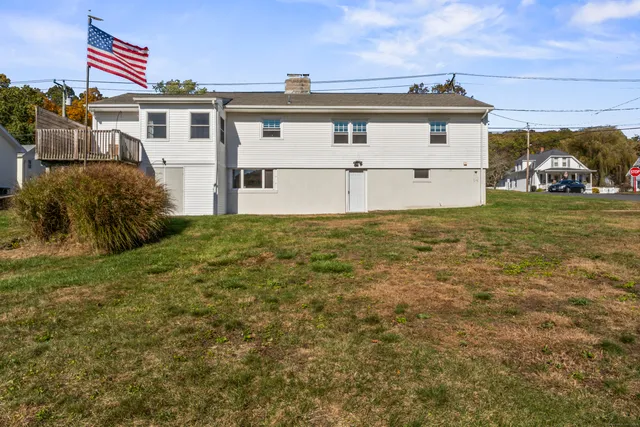 a view of a house with backyard