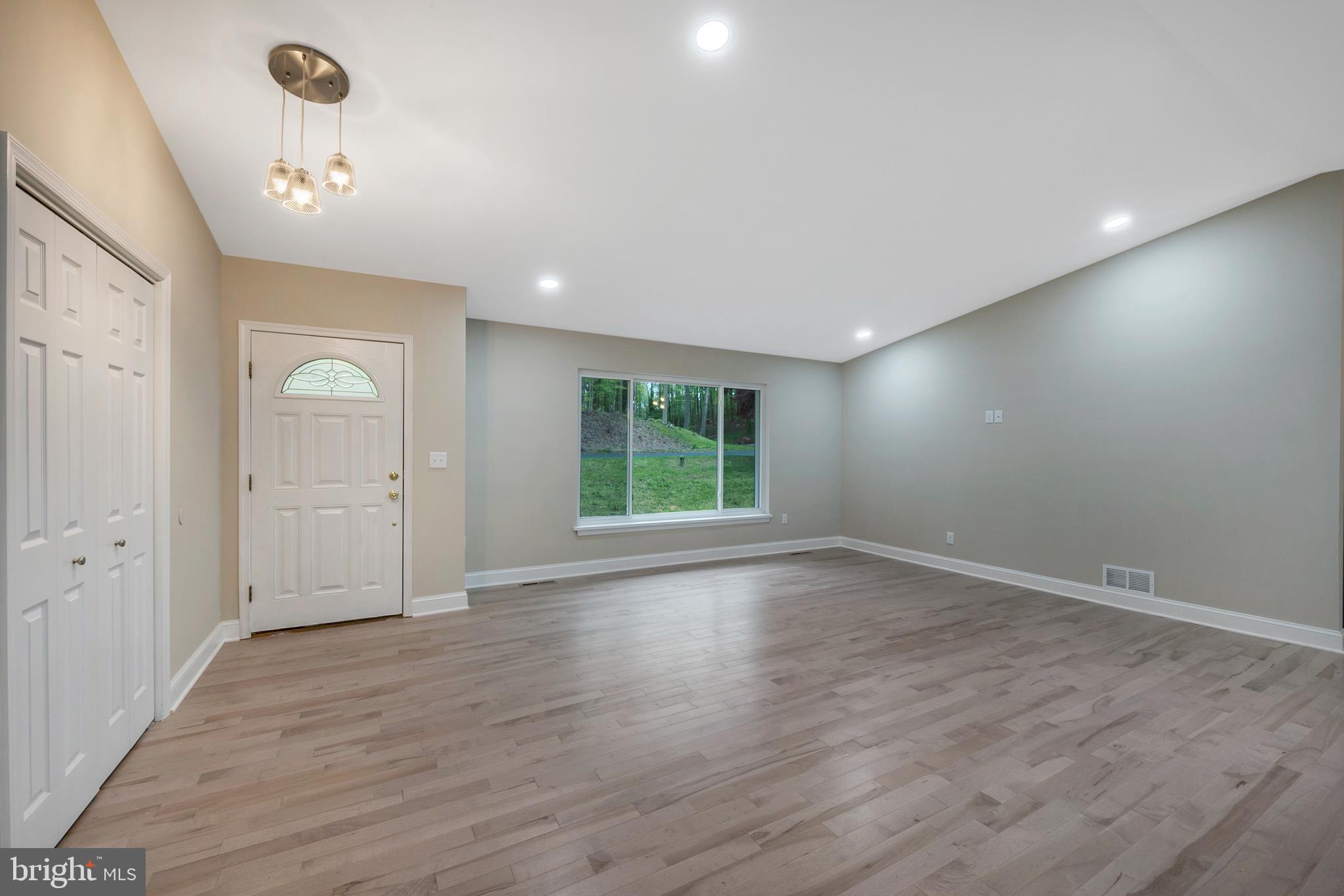 729 Appomattox Road East Davidsonville, MD 21035 - Photo 22 of 42 Living Room
