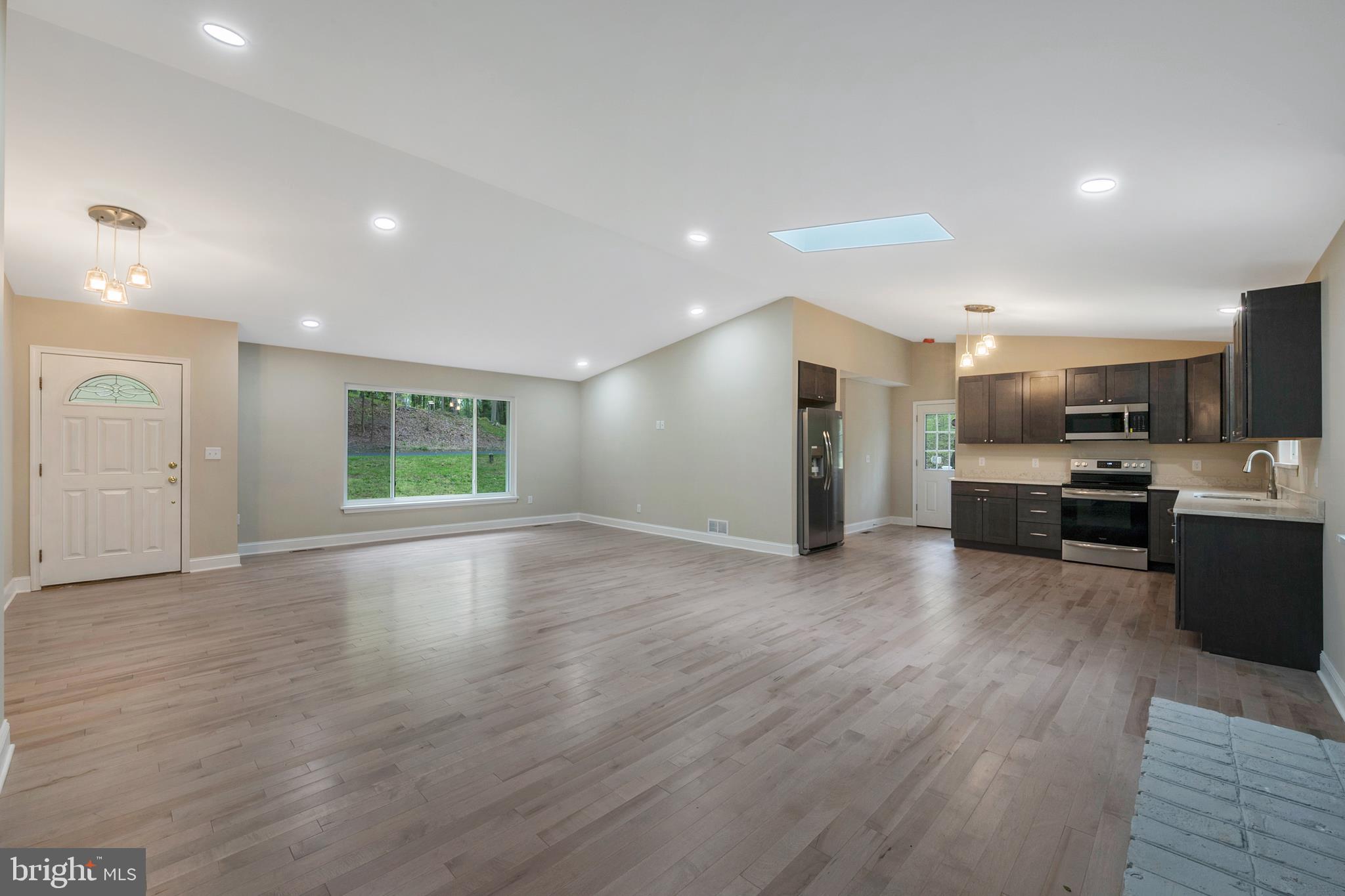 729 Appomattox Road East Davidsonville, MD 21035 - Photo 23 of 42 Living Room