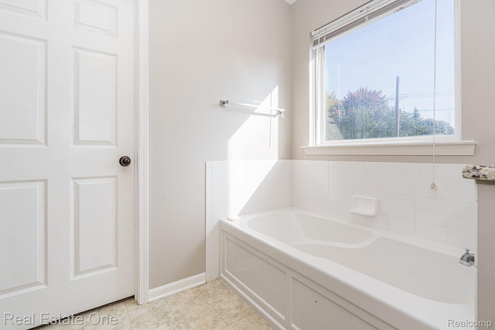 3267 Bathurst Avenue Rochester, MI 48309 - Photo 25 of 37 Gallery Image 25