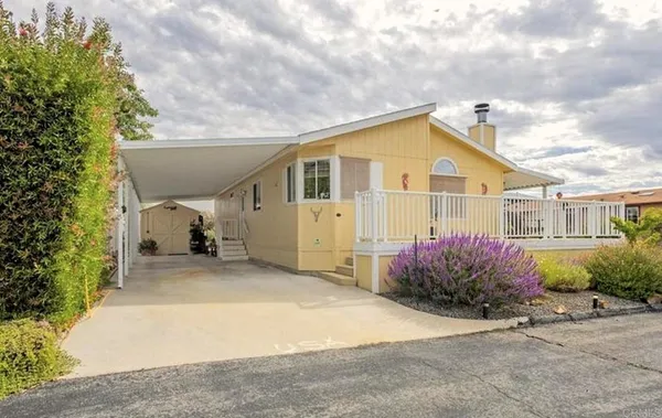 a view of a house with backyard and garden