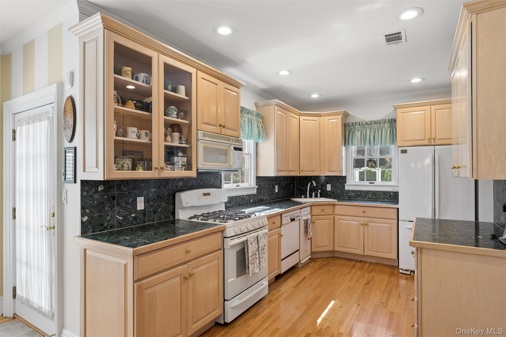 153 Roxbury Road Garden City, NY 11530 - Photo 15 of 42