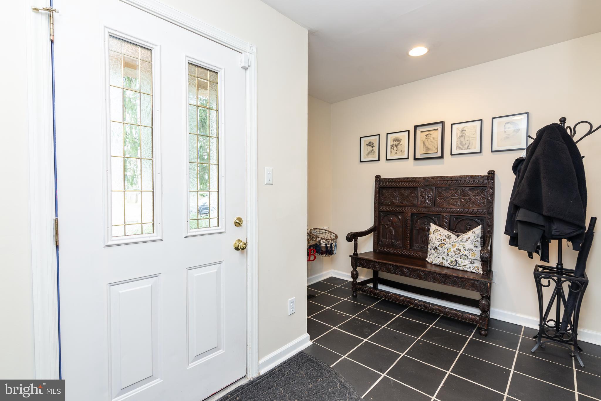 8 Devonwood Road Wayne, PA 19087 - Photo 4 of 36 Large entrance with closet