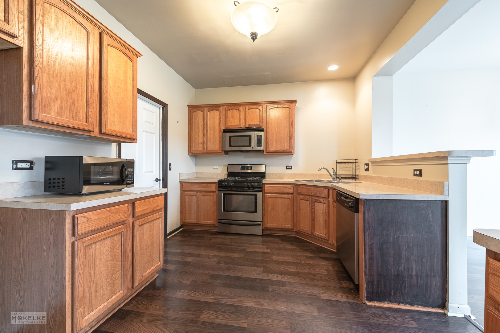 286 Wolverine Drive Oswego, IL 60543 - Photo 3 of 23 a kitchen with stainless steel appliances kitchen island granite countertop a stove and a sink
