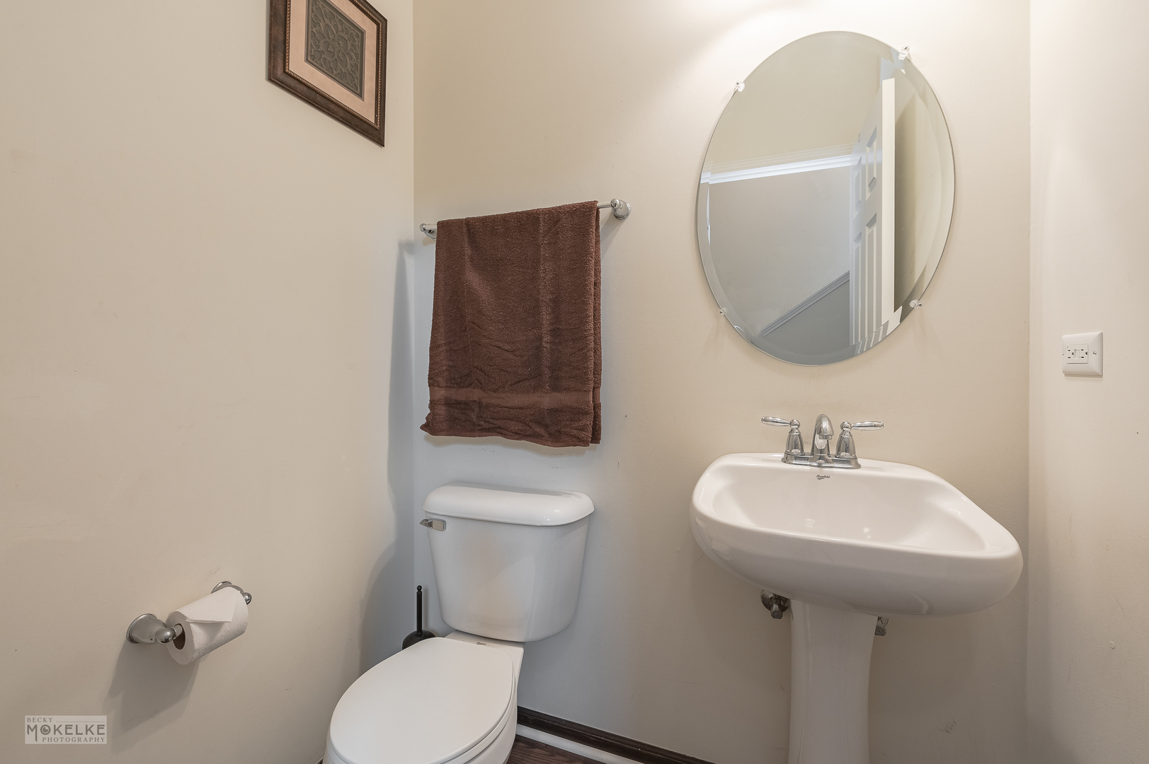 286 Wolverine Drive Oswego, IL 60543 - Photo 9 of 23 a bathroom with a toilet sink and mirror