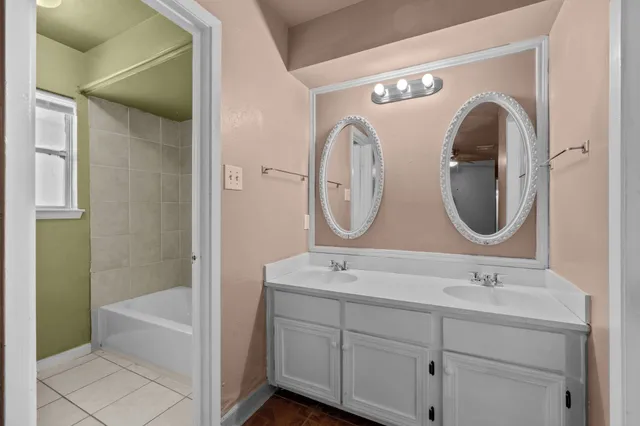 en empty room with windows and ceiling fan