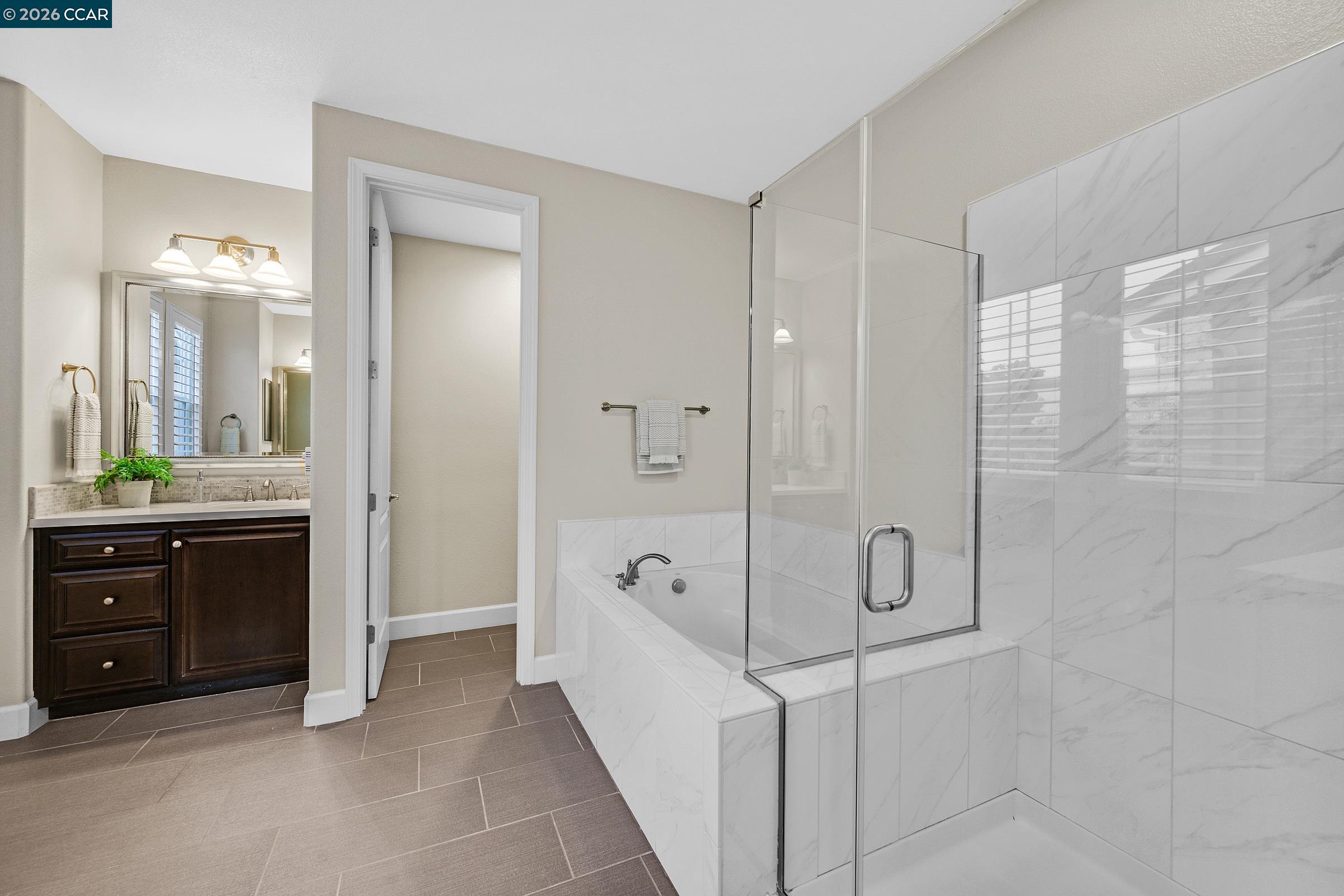 111 Elworthy Ranch Drive Danville, CA 94526 - Photo 31 of 43 a bathroom with a tub a sink and mirrors