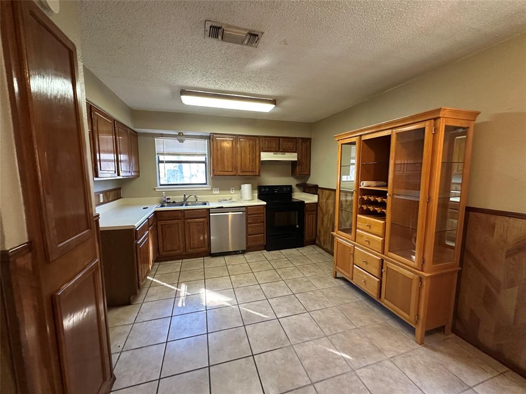 912 Red Oak Street Azle, TX 76020 - Photo 5 of 12