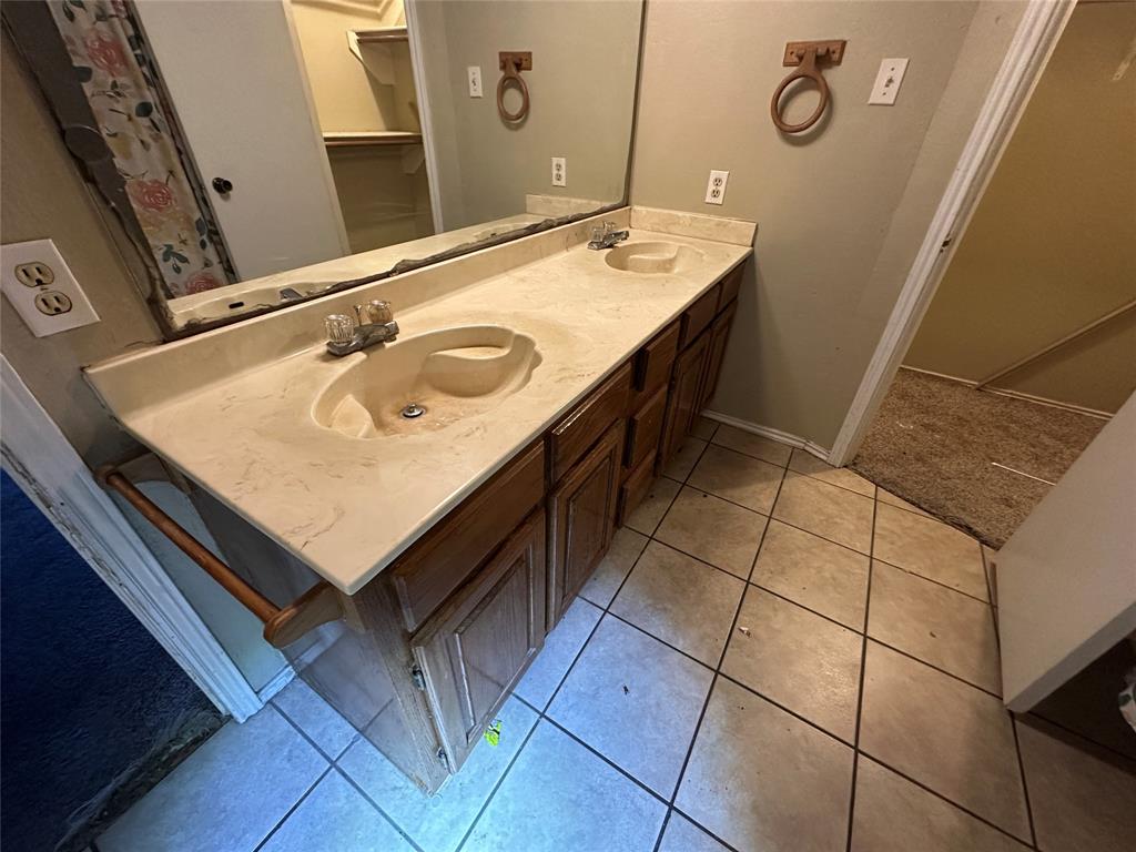 912 Red Oak Street Azle, TX 76020 - Photo 10 of 12