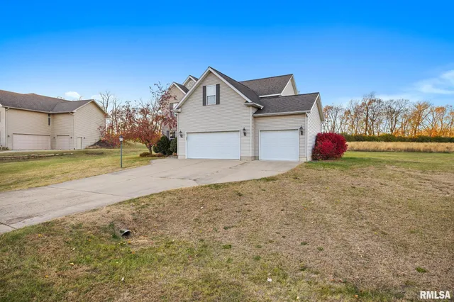 $359,900 | 13921 North River Crest Drive, Chillicothe, IL 61523