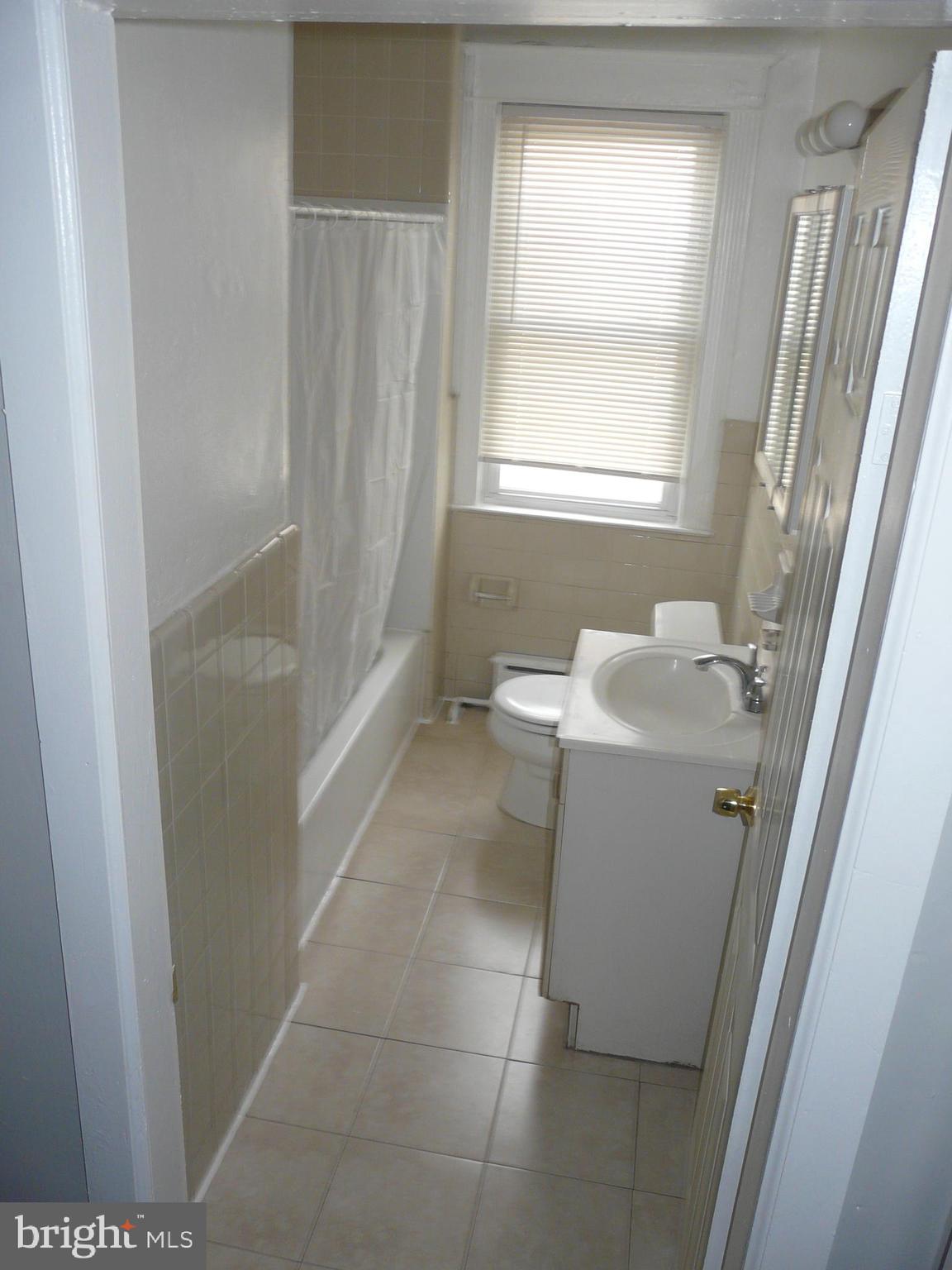 214 Ashby Road Upper Darby, PA 19082 - Photo 18 of 28 3rd floor bath#2