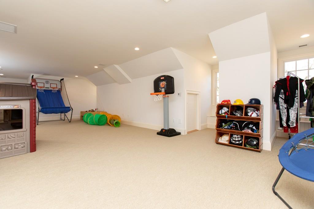 27 Pembroke Road Wellesley, MA 02482 - Photo 21 of 28