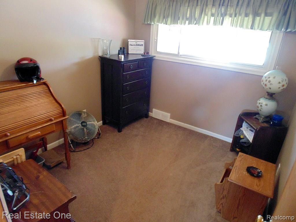 8043 Pardee Road Taylor, MI 48180 - Photo 9 of 27 DSC00977Pardee 8043 MLS.jpg