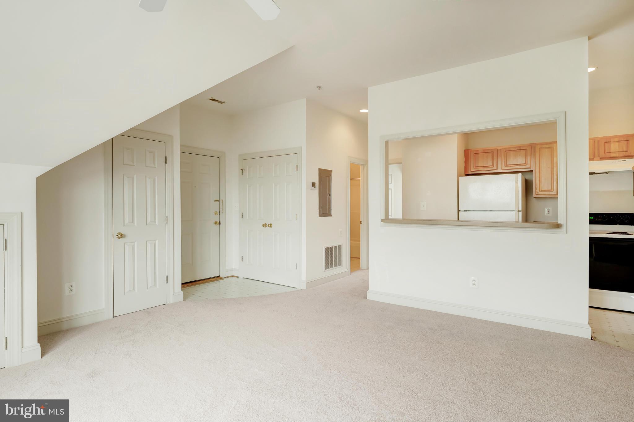 104 Dry Mill Road Southwest, Unit 301 Leesburg, VA 20175 - Photo 2 of 23 Living Room