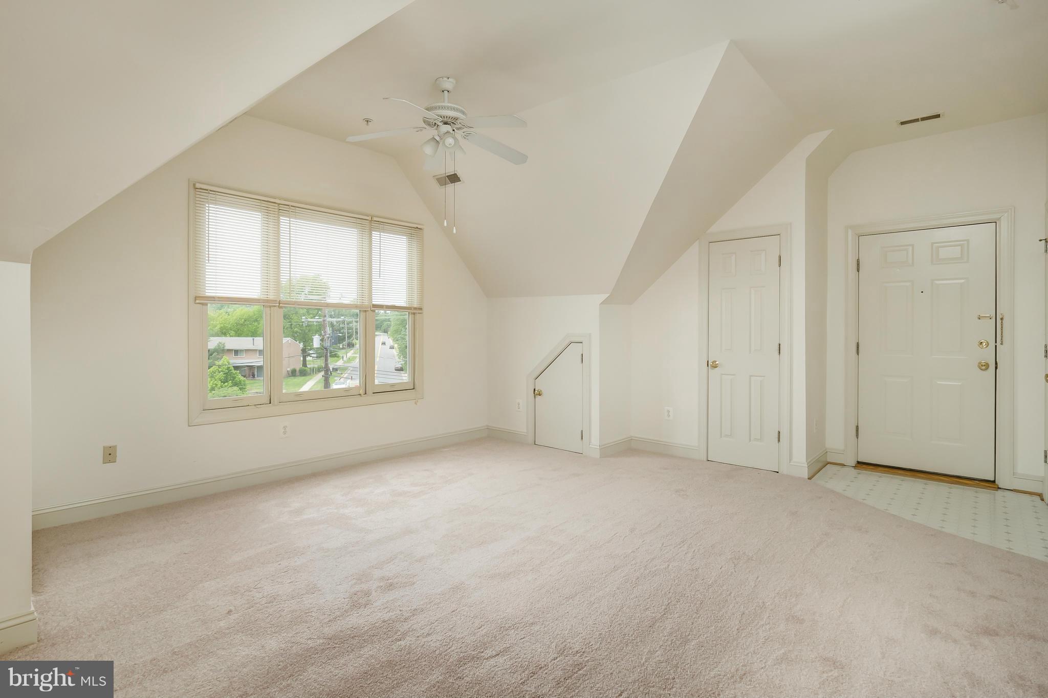 104 Dry Mill Road Southwest, Unit 301 Leesburg, VA 20175 - Photo 4 of 23 Living Room