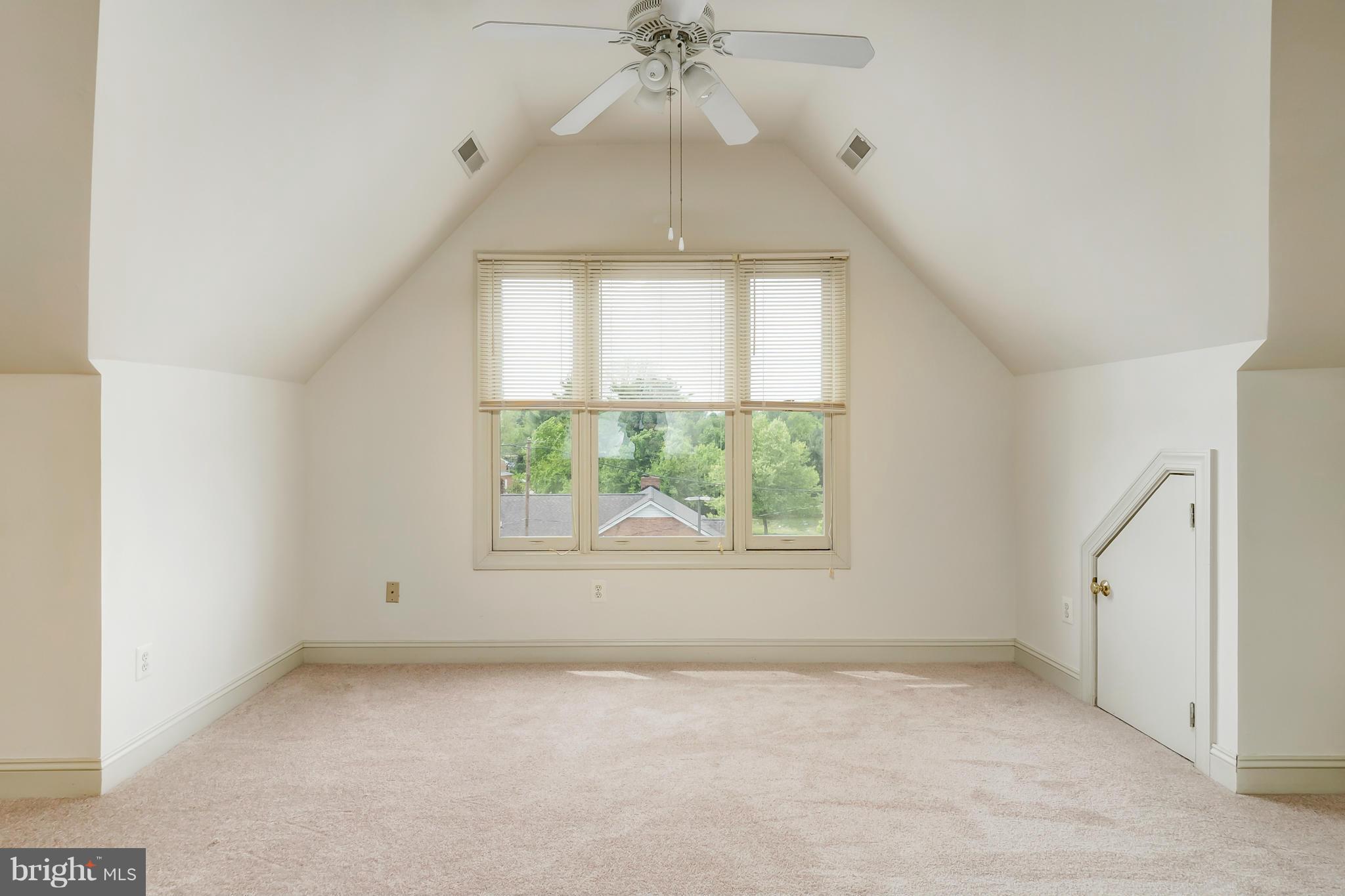 104 Dry Mill Road Southwest, Unit 301 Leesburg, VA 20175 - Photo 5 of 23 Living Room