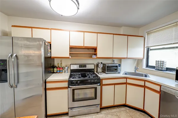 $290,000 | 1 Jefferson Avenue, Unit J10, Rockville Centre, NY 11570