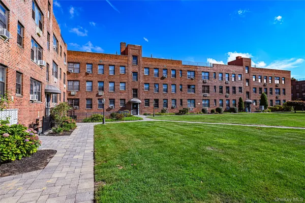 $290,000 | 1 Jefferson Avenue, Unit J10, Rockville Centre, NY 11570