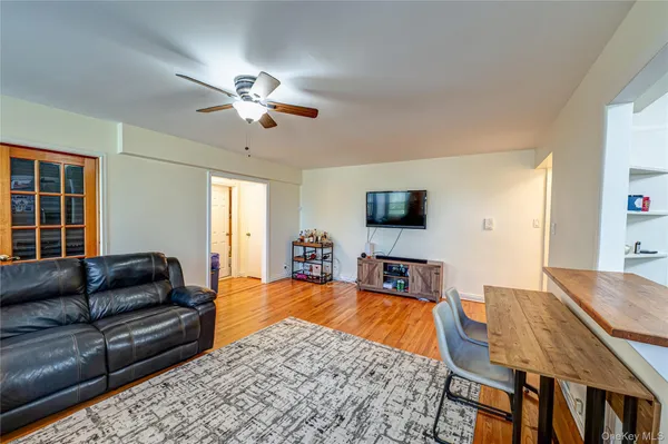 $290,000 | 1 Jefferson Avenue, Unit J10, Rockville Centre, NY 11570