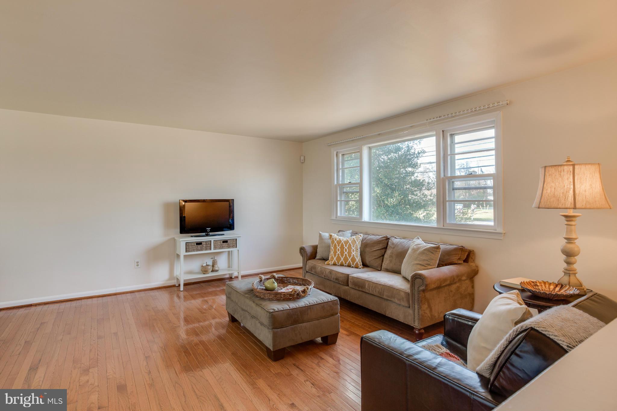 10200 Brandywine Road Clinton, MD 20735 - Photo 4 of 30 Living Room