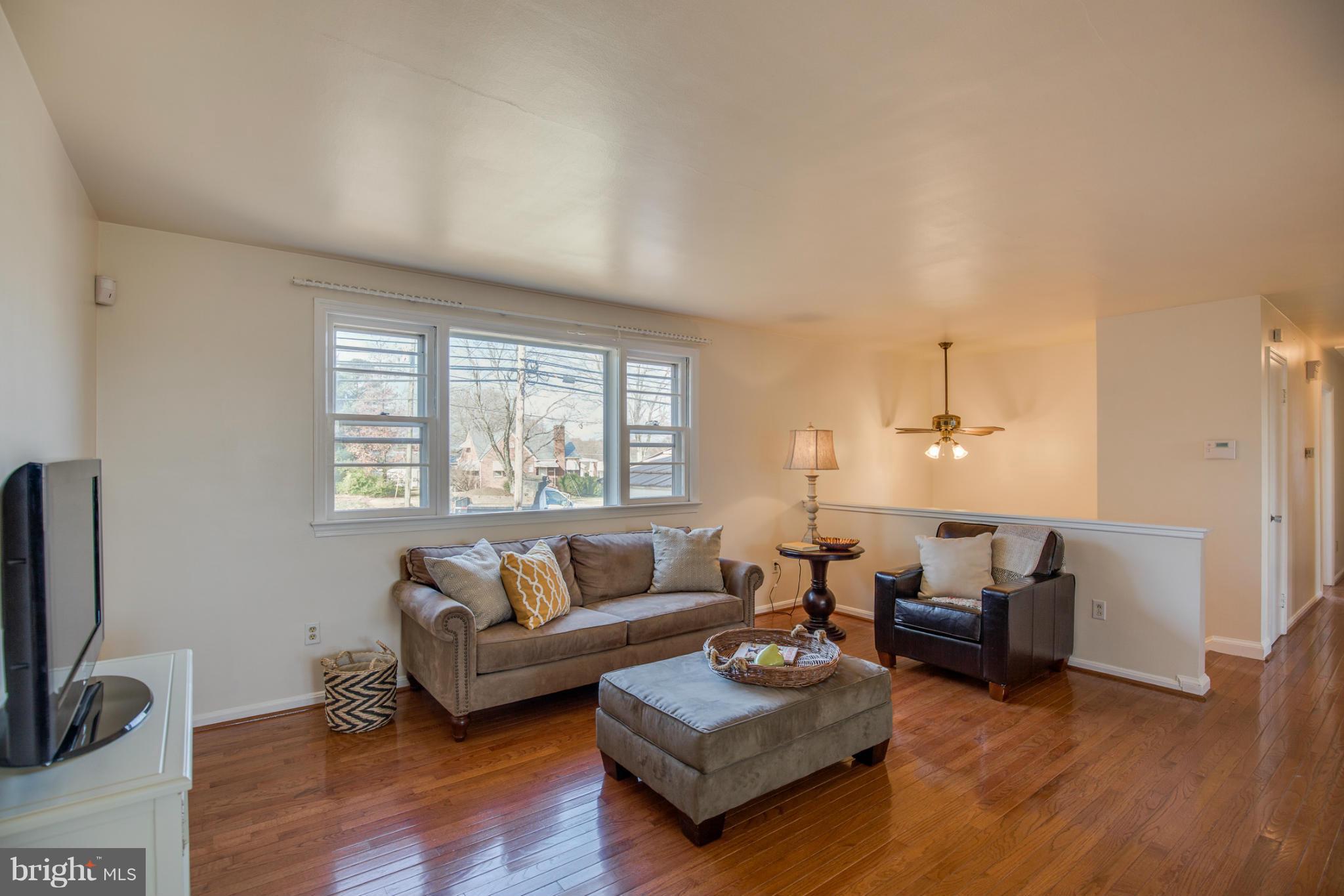 10200 Brandywine Road Clinton, MD 20735 - Photo 6 of 30 Living Room